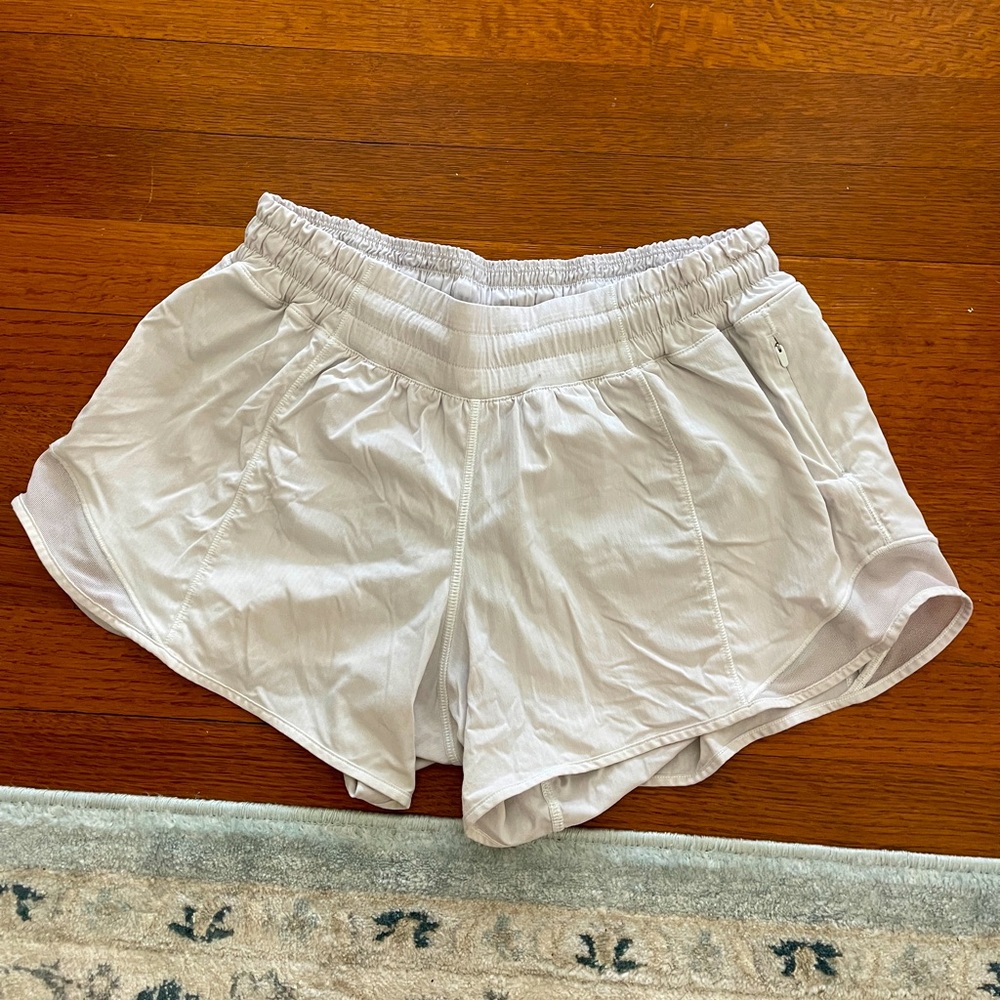 Lululemon Hotty Hot 4” size 6 white shorts
